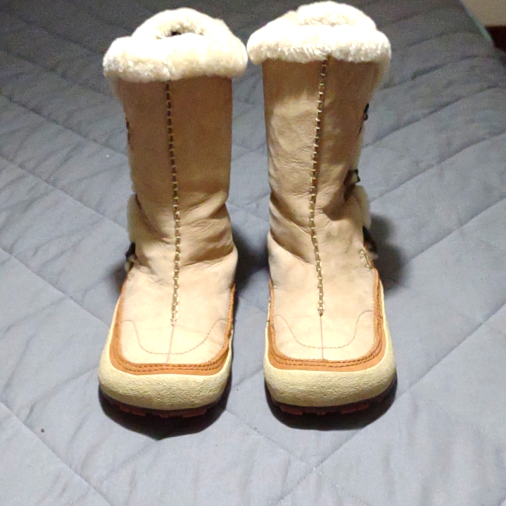 Merrell Eskimo boots size 8.